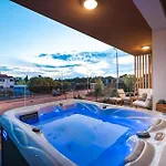 Luma Luxury With Jacuzzi *