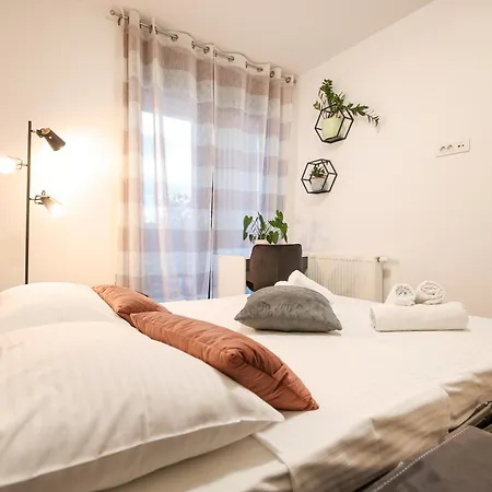 Luma Luxury With Jacuzzi Apartment